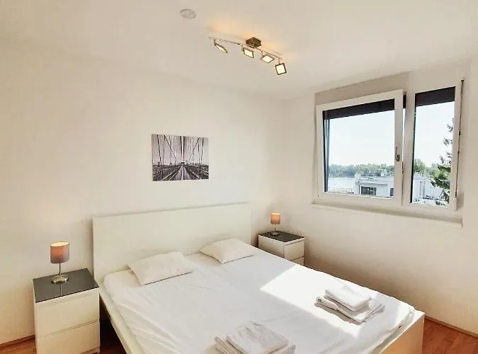 Διαμέρισμα Near Lake Two Bedroom Fully Furnished